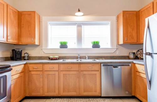 MLK University House | Ideal Home in Downtown Chattanooga with Spa & Breakfast