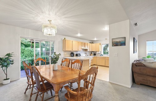 Altamont House | Ideal Home Near Oregon Tech with Pool & Family Amenities