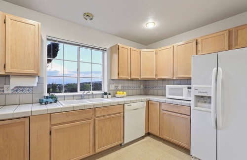 Altamont House | Ideal Home Near Oregon Tech with Pool & Family Amenities