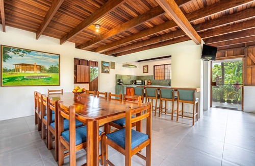 Rio Cuarto de Grecia House | Stunning Home in Lush Landscape with Private Pool & Deck