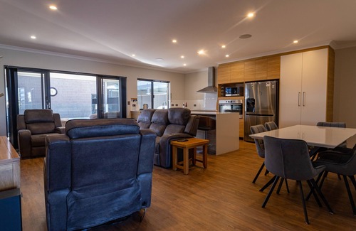 Jindalee House | Perfect Getaway: Home with Heated Swimspa & Ocean Views