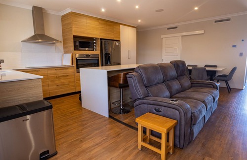 Jindalee House | Perfect Getaway: Home with Heated Swimspa & Ocean Views