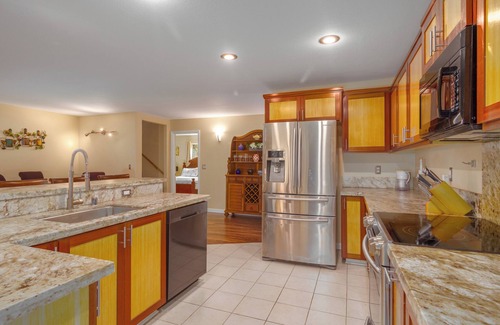 Fern Acres House | Spacious Home with Pickleball Courts near Volcano Park