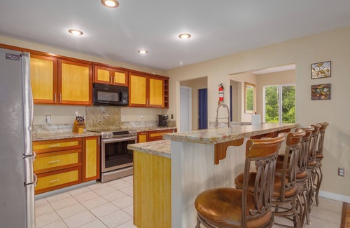 Fern Acres House | Spacious Home with Pickleball Courts near Volcano Park