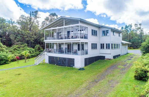 Fern Acres House | Spacious Home with Pickleball Courts near Volcano Park