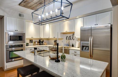 Bettendorf House | Family Retreat with Game Room, Near Mississippi River