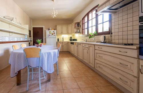 Haimps Villa | Ideal Retreat with Private Pool & Pétanque Court, Rated 9.8