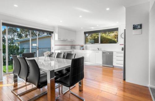 West Hobart House | Tranquil City Retreat: Family-Friendly Home with 9.8 Rating