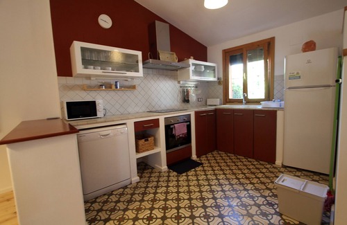 Albelda de Iregua House | Spacious Three-Bedroom House with Garden & Pet-Friendly Options