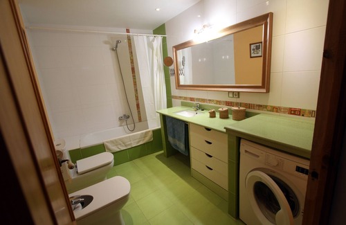 Albelda de Iregua House | Spacious Three-Bedroom House with Garden & Pet-Friendly Options