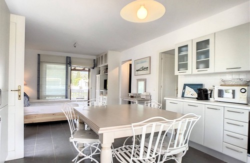 Plepi House | Beachfront House with Pool and Ocean Views for Families