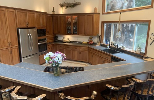 Fortuna House | Spacious Redwood Retreat for Families & Pets, Rated 9.4/10