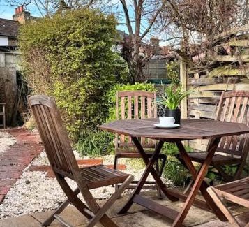 Fairfield House | Spacious Family Home with Quick Access to London Trains