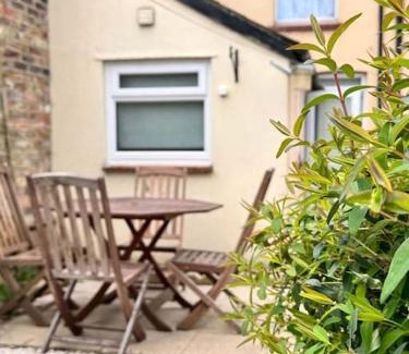 Fairfield House | Spacious Family Home with Quick Access to London Trains