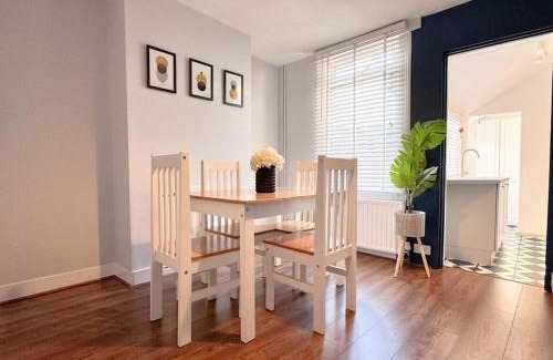 Fairfield House | Spacious Family Home with Quick Access to London Trains