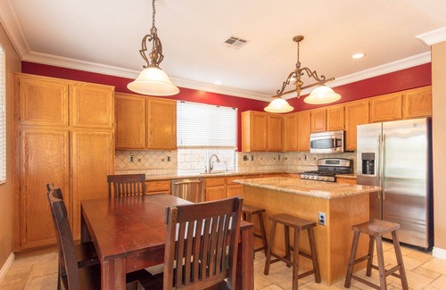 Corona House | Large House With Private Oasis Backyard 讲中文