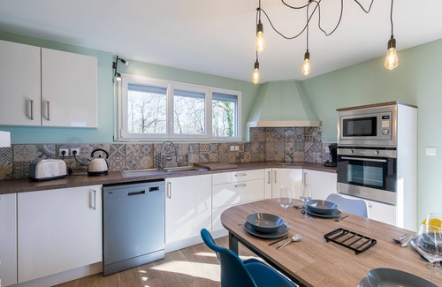 Laglorieuse House | Relaxing Retreat with Spa and Privacy for Families & Pets