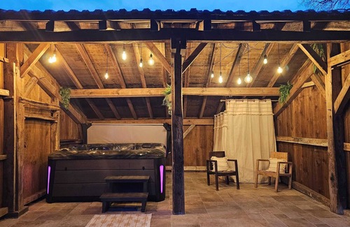 Laglorieuse House | Relaxing Retreat with Spa and Privacy for Families & Pets