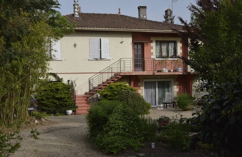 Ambares-et-Lagrave Apartment | Cozy Independent Studio with Pool Near Bordeaux, Rated 9.8