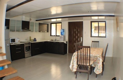Baguio House | Spacious L.A. Town House for 16 with Spa & Kitchen