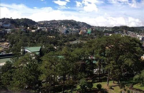 Baguio House | Spacious L.A. Town House for 16 with Spa & Kitchen