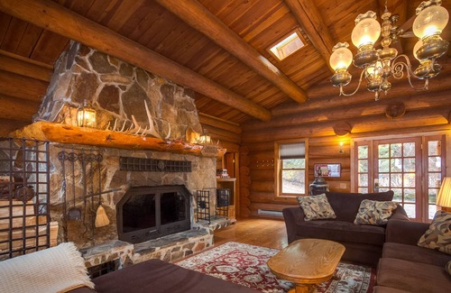 Hayden Lake Cabin | Large lakefront cabin with pool table, private hot tub, & dock