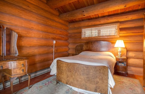 Hayden Lake Cabin | Large lakefront cabin with pool table, private hot tub, & dock