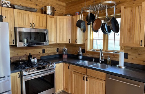 Cascade House | Lakefront Cabin with Year-Round Fun and Pet-Friendly Perks