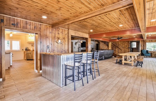 Rhinelander Cabin | Inviting Lakefront Lodge with Kayaks, Arcade & Hot Tub