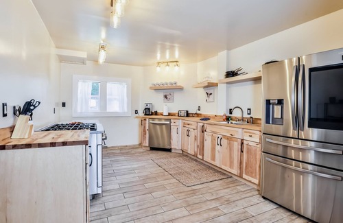 Rhinelander Cabin | Inviting Lakefront Lodge with Kayaks, Arcade & Hot Tub