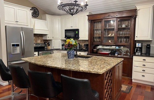 Twin Lakes House | Spacious Lakehouse with Hot Tub Near Twin Lakes Beach