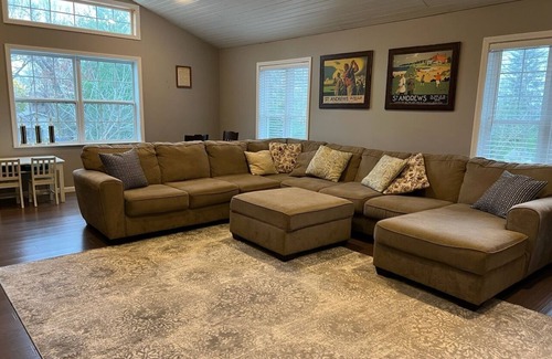 Twin Lakes House | Spacious Lakehouse with Hot Tub Near Twin Lakes Beach