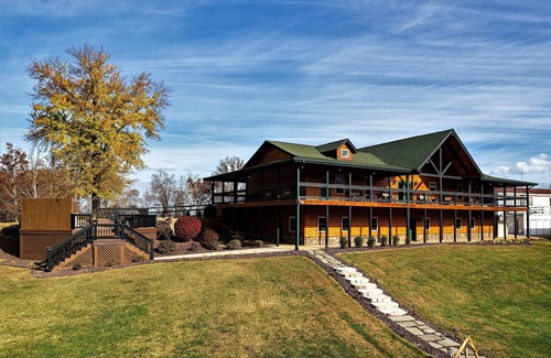 Stanley Cabin | Relaxing Log Cabin Retreat Near Luray with Pool & Spa