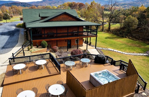 Stanley Cabin | Relaxing Log Cabin Retreat Near Luray with Pool & Spa