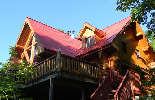Frontenac Cottage | Beautiful Log Home by Rideau Lakes with Hot Tub & Spa