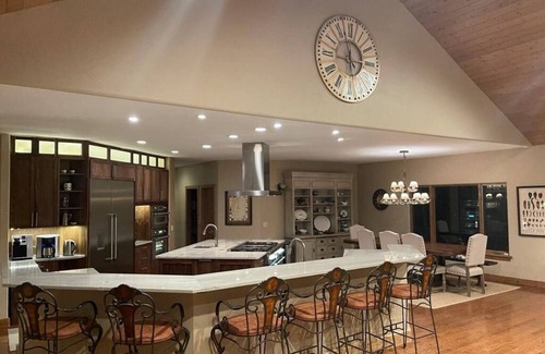 Angel Fire House | Spacious Cabin Retreat for 20 with Gourmet Kitchen & Hot Tub
