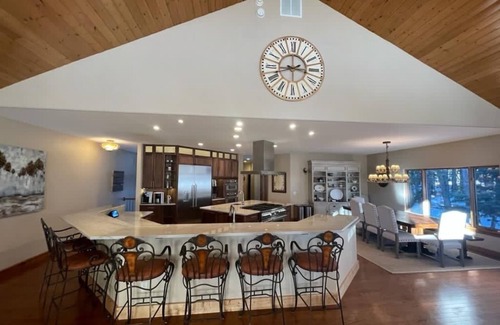 Angel Fire House | Spacious Cabin Retreat for 20 with Gourmet Kitchen & Hot Tub