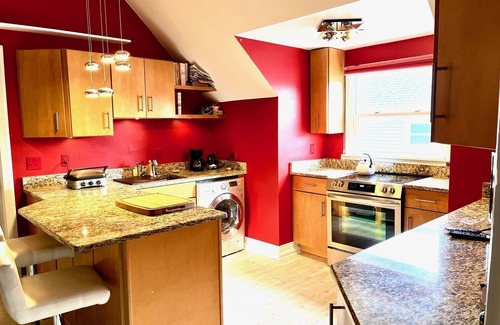 Findlay Apartment | Elegant Downtown Design Studio with Kitchen & Family Amenities