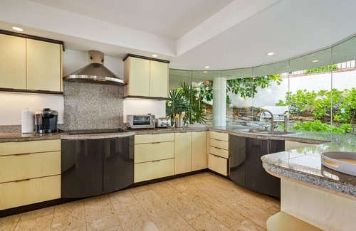 Honolulu House | Beautiful Home with Pool and Ocean Views Awaiting You