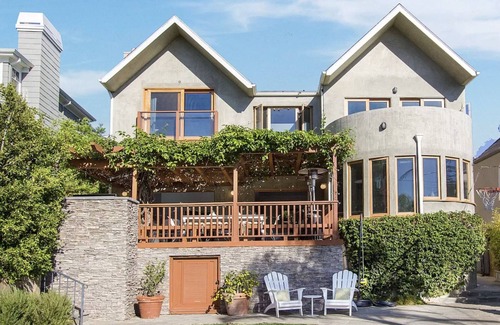 Pacific Palisades House | Elegantly Designed Home with Heated Pool Near Beaches