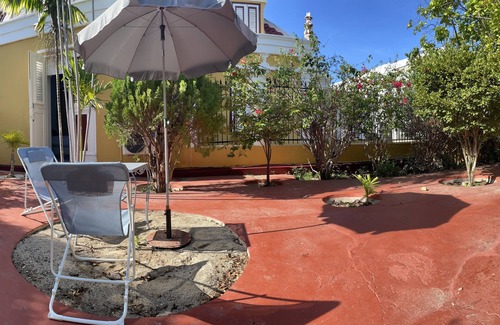 Parera Apartment | Cozy Studio in Historic Colonial Mansion with Ocean Views