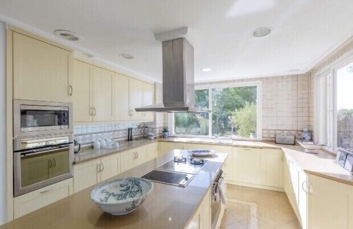 Santa Pola House | Elegant Villa with Pool, Gym, Tennis Court & Garden Escape
