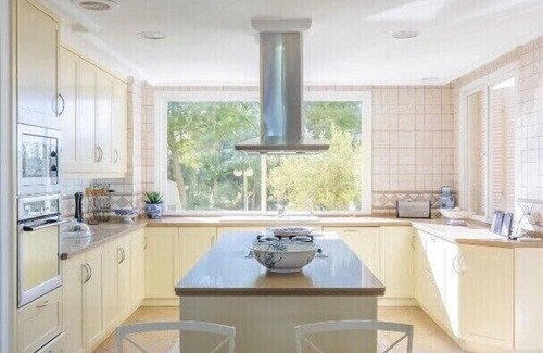 Santa Pola House | Elegant Villa with Pool, Gym, Tennis Court & Garden Escape