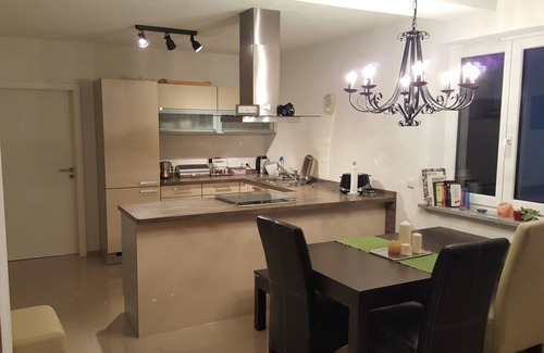 Waggershausen Apartment | Modern 106m² Apartment with Pool & Breakfast in Friedrichshafen