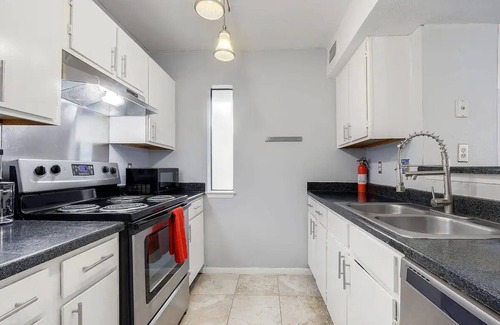 East Riverside - Oltorf Condo | Modern 2 Bed/2 Bath Retreat Near Downtown Austin