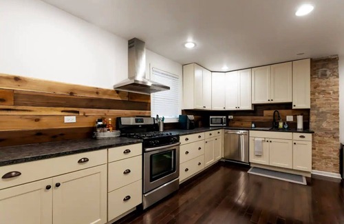 Forest Park Apartment | Modern 2 Bedroom Retreat in Forest Park - Guest Rated 10/10