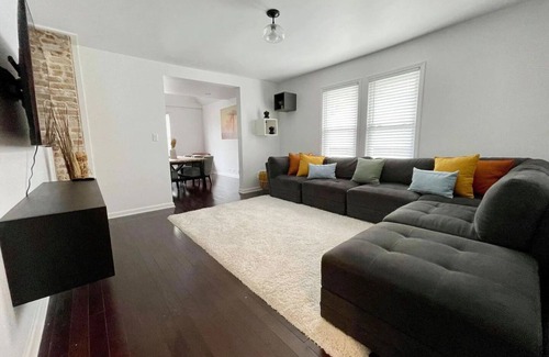 Forest Park Apartment | Modern 2 Bedroom Retreat in Forest Park - Guest Rated 10/10