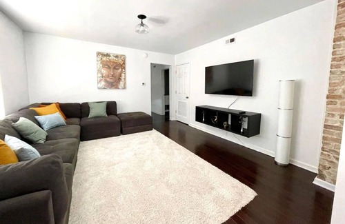 Forest Park Apartment | Modern 2 Bedroom Retreat in Forest Park - Guest Rated 10/10