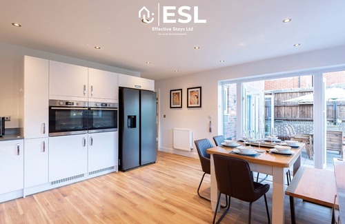 Uttoxeter House | Modern 4 Bedroom House with Kitchen & Perfect Review Score