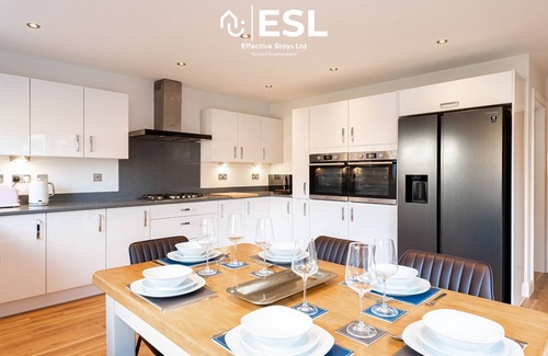 Uttoxeter House | Modern 4 Bedroom House with Kitchen & Perfect Review Score